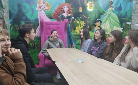 Навчання «на позитиві» та у казковій атмосфері – запорука успіху. Студентство ПБУ-16 під час тренінгу.